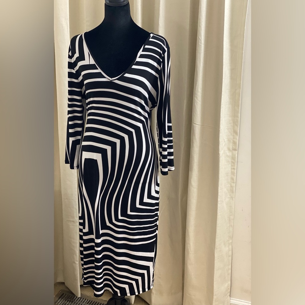 Fashion to Figure Black and White Geometric V‑Neck Midi Dress - Picture 4 of 7